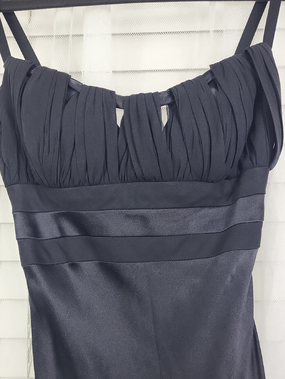 Outstanding Elegant Floor-Length Silk Evening Gown in Charcoal. Size 2 - Picture 3 of 13